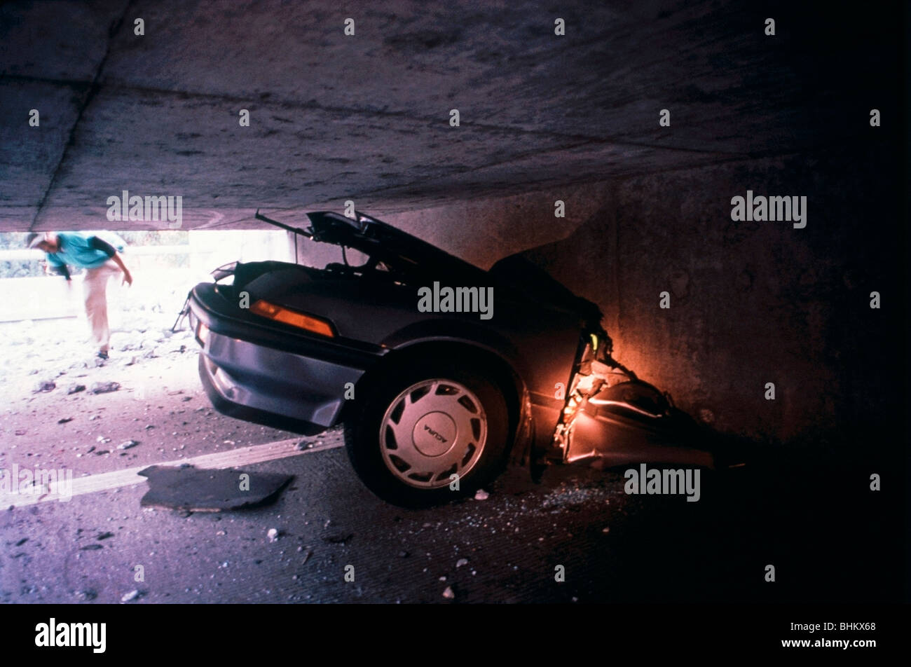 Auto halbieren nach das Oberdeck Cypress Autobahn während 1989 Loma Prieta Erdbeben, Oakland, CA zusammengebrochen. Stockfoto