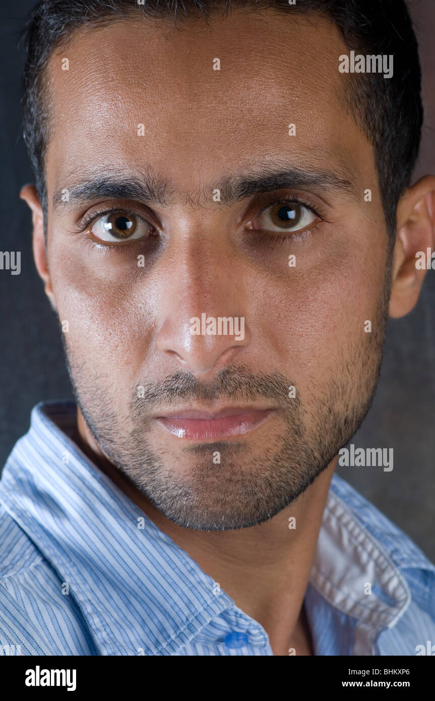 Closeup Portrait eines jungen arabischen Mannes in die Kamera schaut Stockfoto