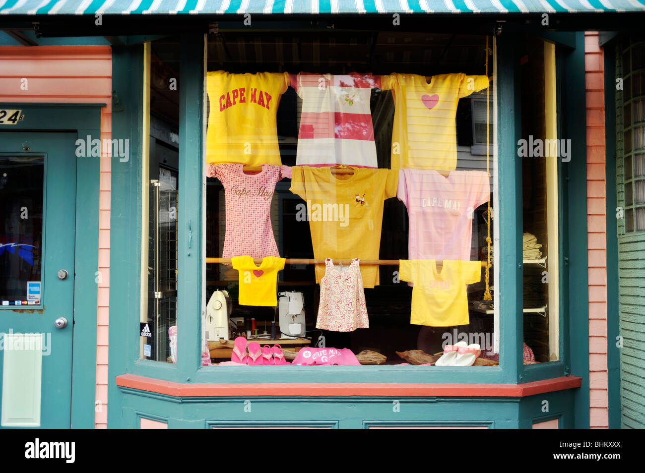 T-Shirts in einem Schaufenster, Cape May, NJ, USA Stockfoto