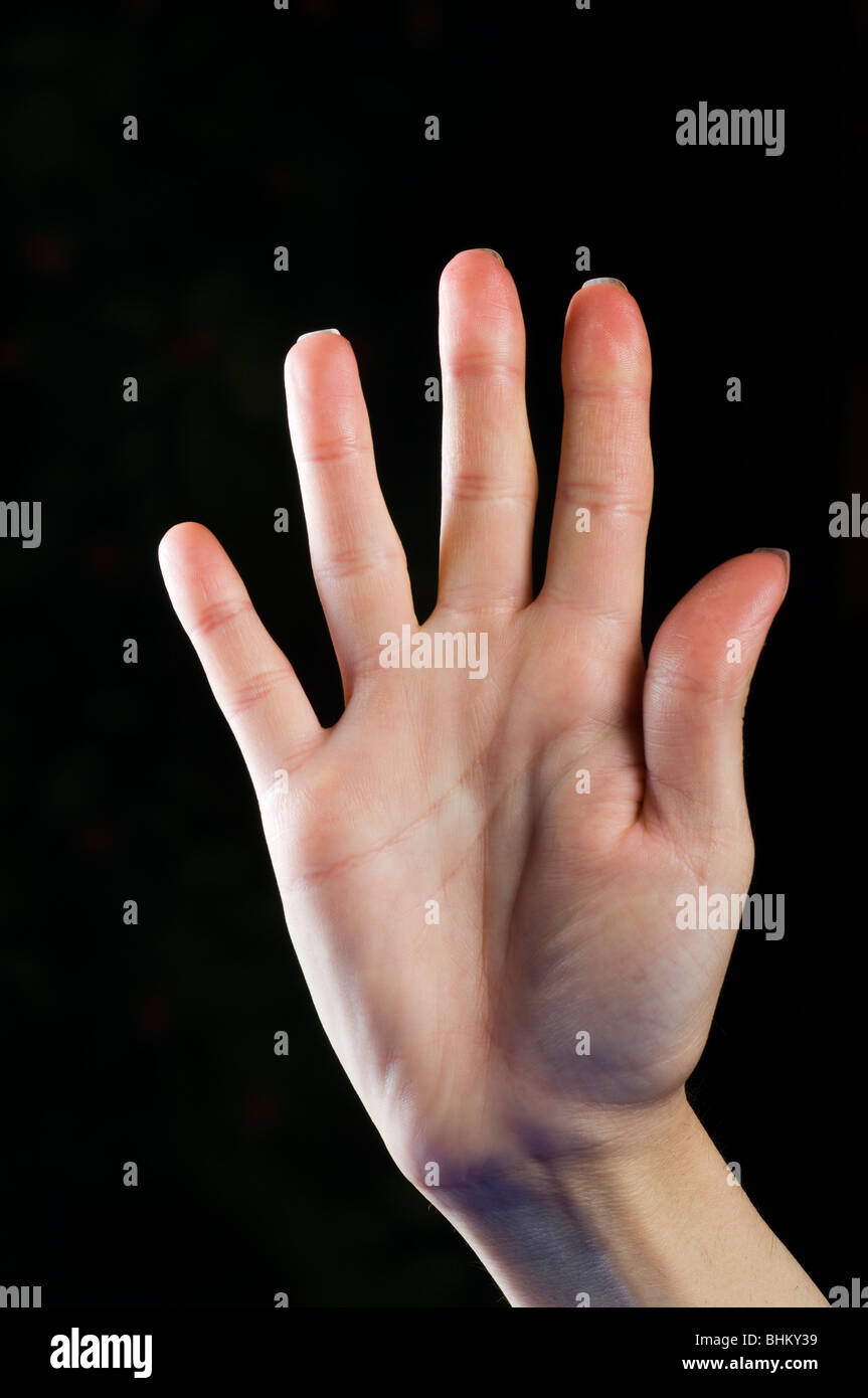 Zarte Frauenhand zeigt Stop Geste Stockfoto