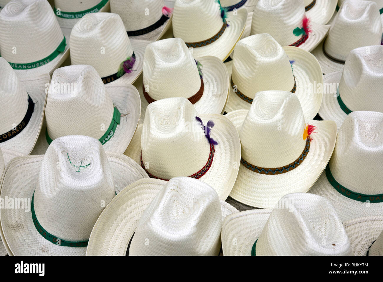 weiße Stroh Sombreros mit schönen Federn in ihren farbigen Bänder verteilt zum Verkauf an Ocotlan Markt Oaxaca Mexico Stockfoto
