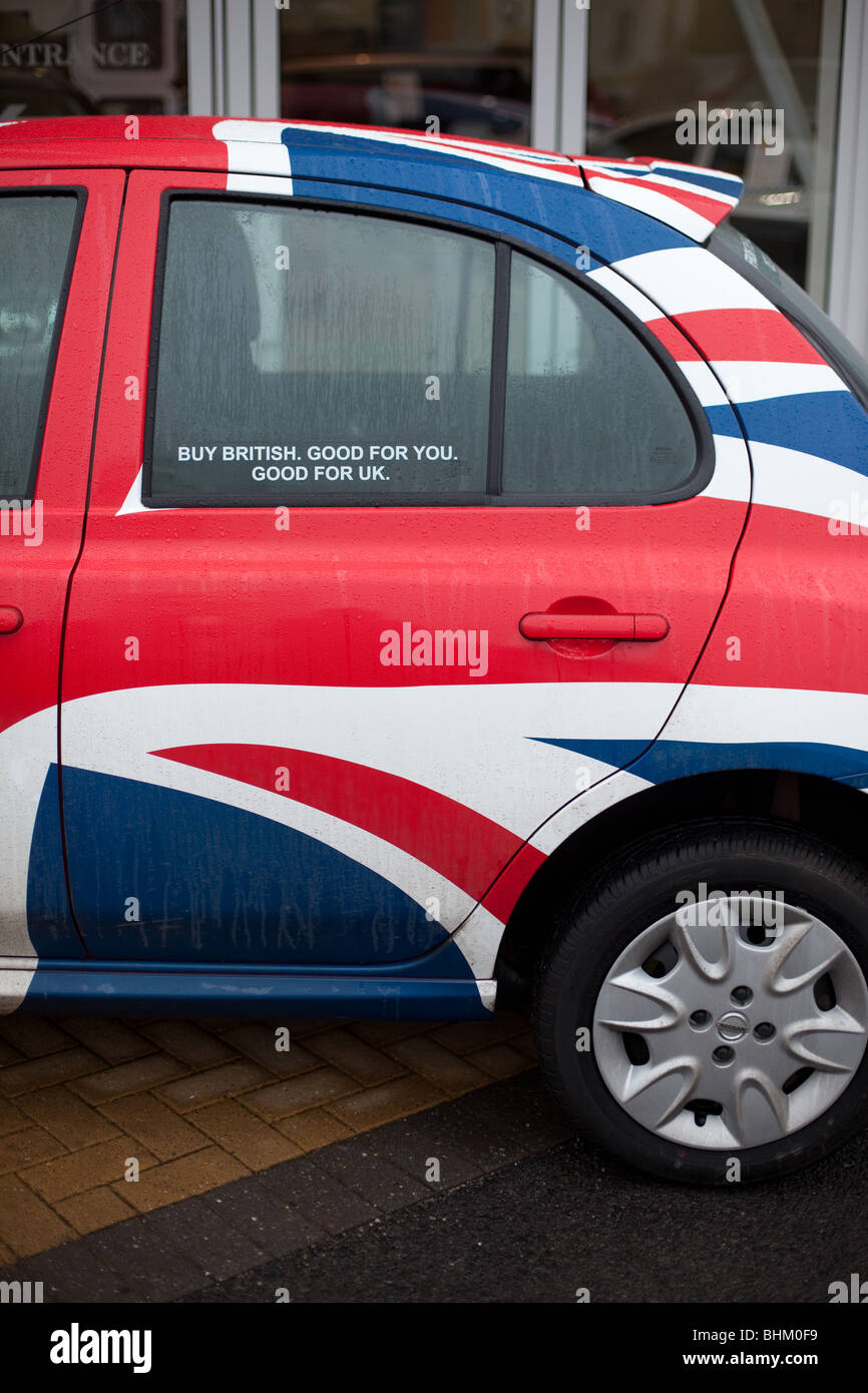 Eine britische gefertigte Nissan Micra gemalt in einem Union Jack Stockfoto