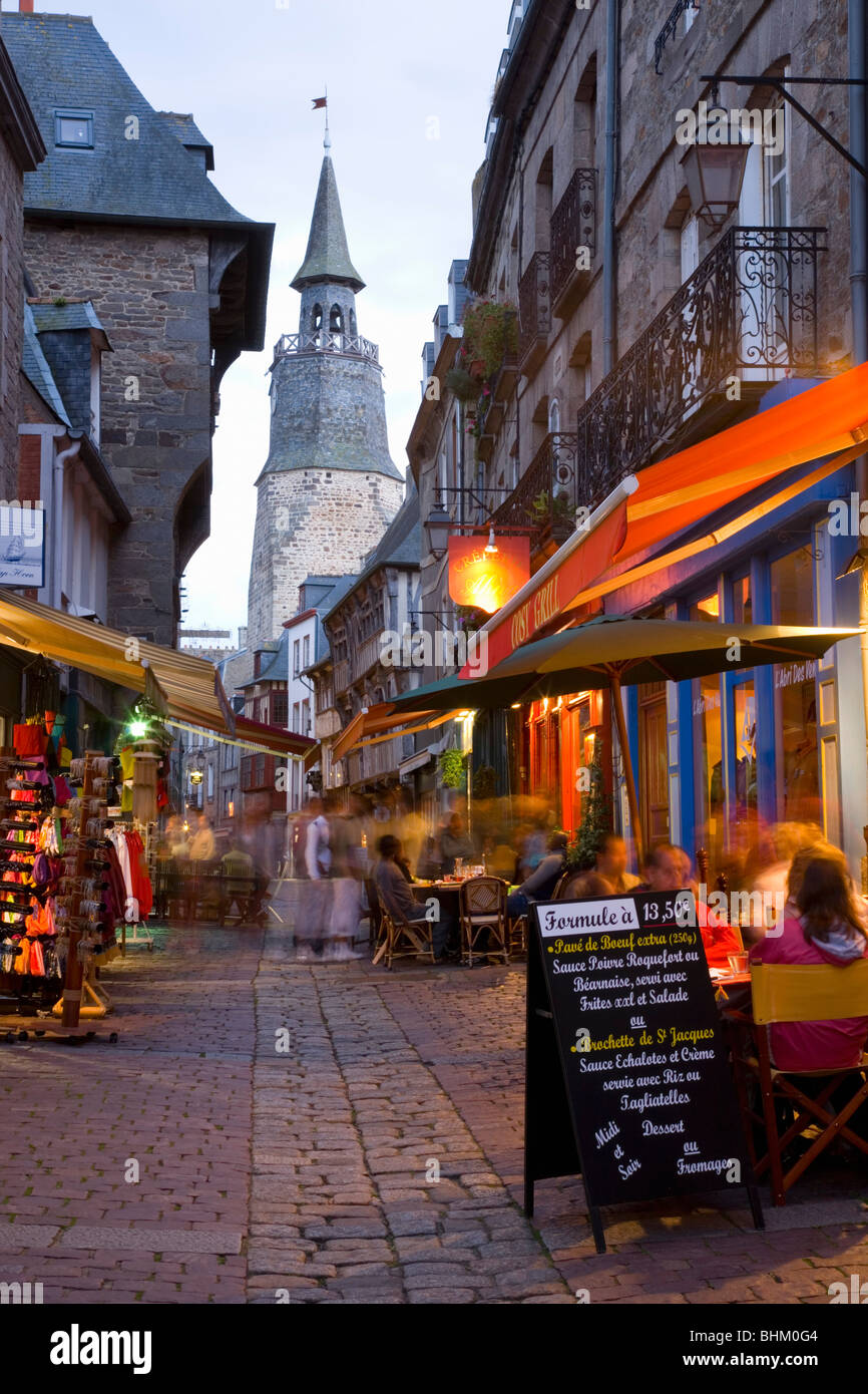 Dinan, Bretagne, Frankreich. Blick entlang der Rue De La Poissonnerie, die Tour de l ' Horloge, Dämmerung. Stockfoto
