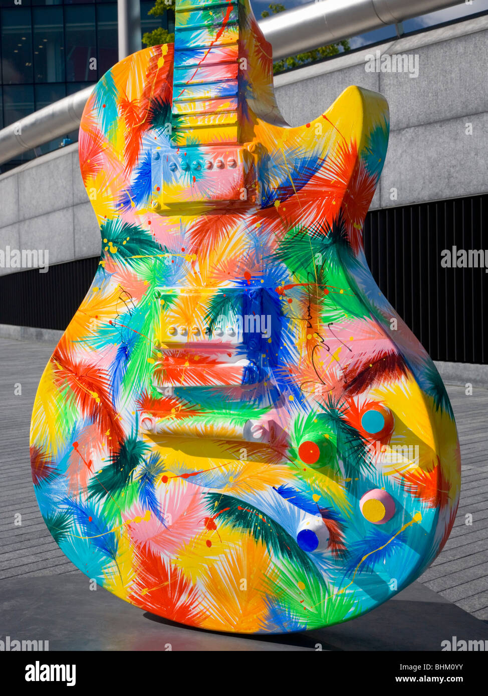 London, Greater London, England. Farbenfrohe Nachbildung Gitarre auf dem Display auf der South Bank in der Nähe von Tower Bridge. Stockfoto