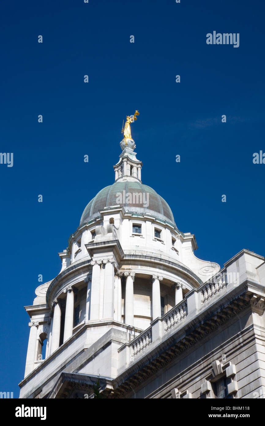 London, Greater London, England. Die Waage der Gerechtigkeit und die Kuppel des Old Bailey Central Strafgerichtshofs. Stockfoto