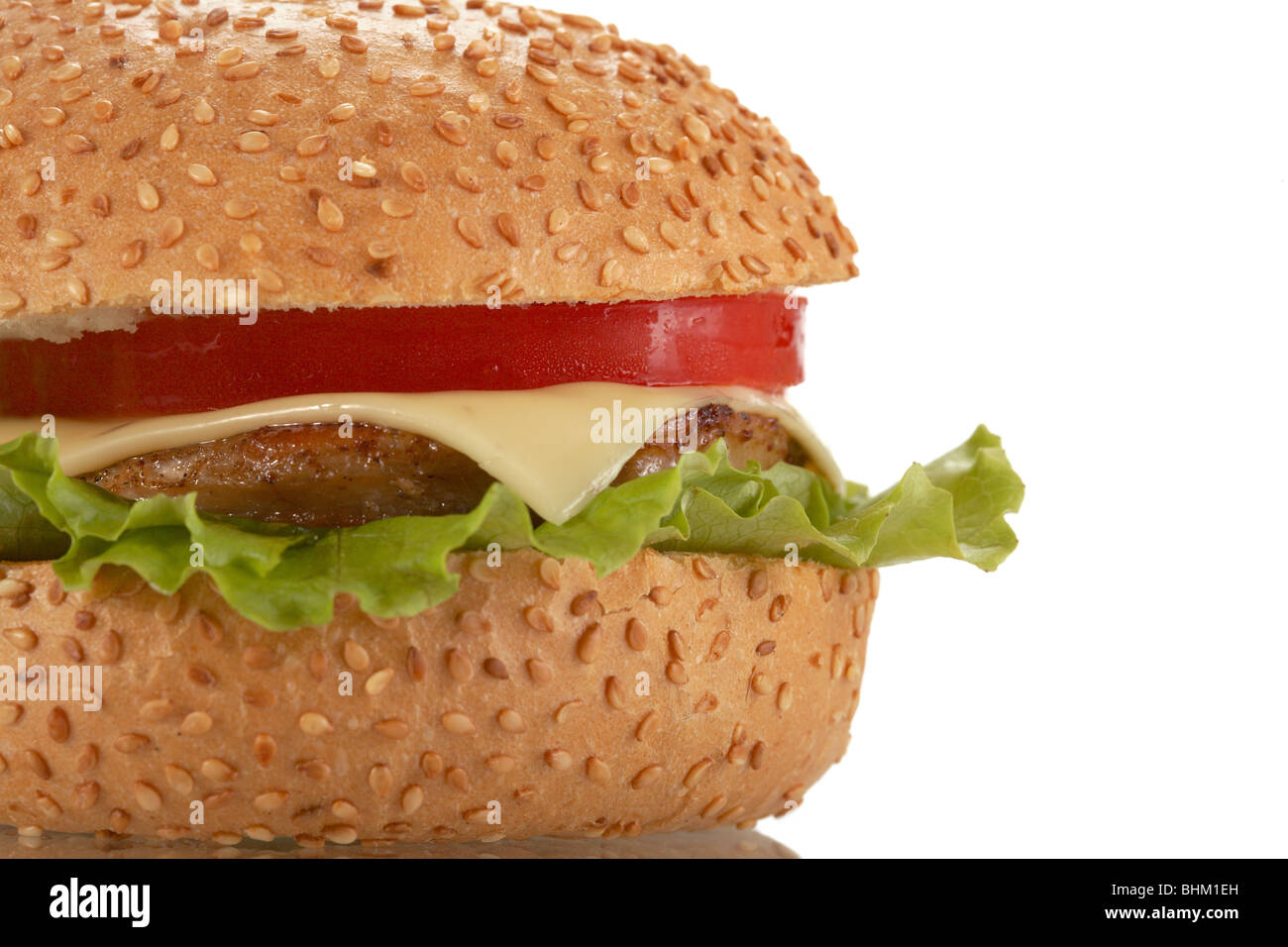 Hamburger mit Fleisch und Gemüse auf einem weißen Hintergrund. Stockfoto