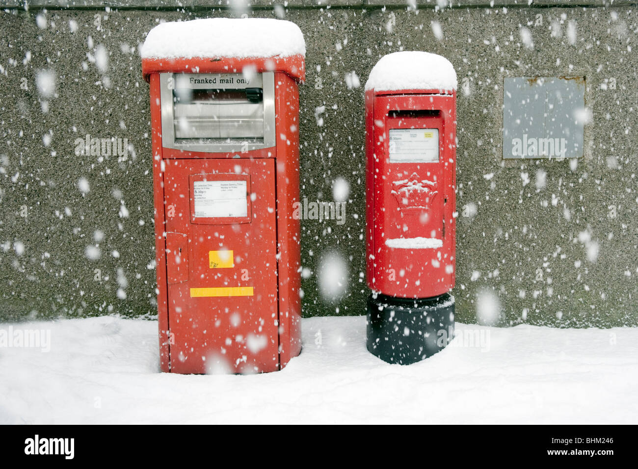 Britischen Royal Mail-Briefkasten im Schnee Stockfoto