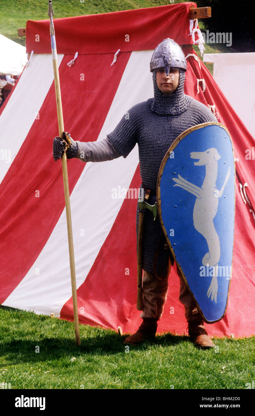 Norman Soldat, 11. Jahrhundert Reenactment englische britische Geschichte England UK Rüstung Kostüm einheitliche militärische Schild Stockfoto