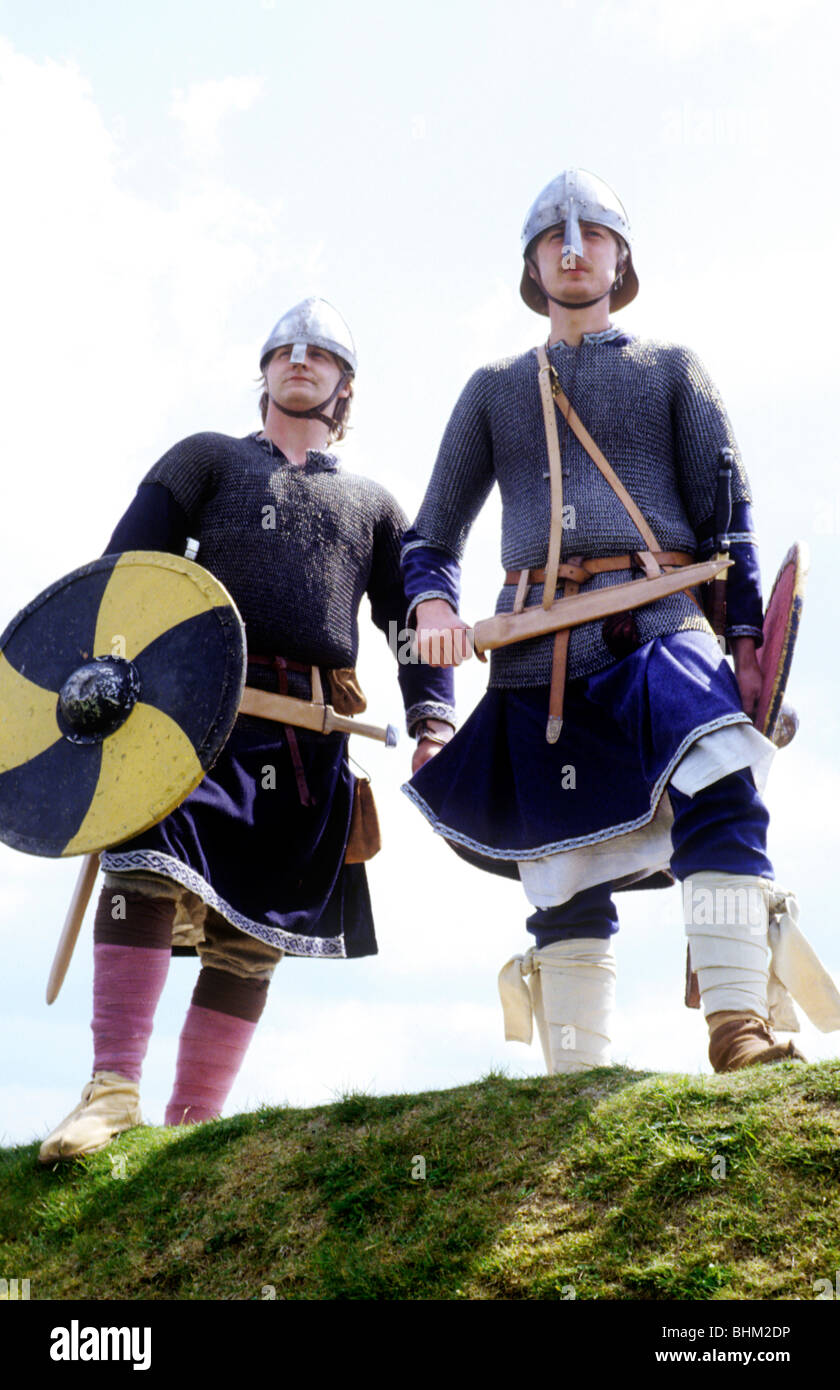 Nordmänner Wikinger historische Reenactment englische Saxon Periode Geschichte British England UK Kostüm Schild schützt Waffe Waffen Stockfoto