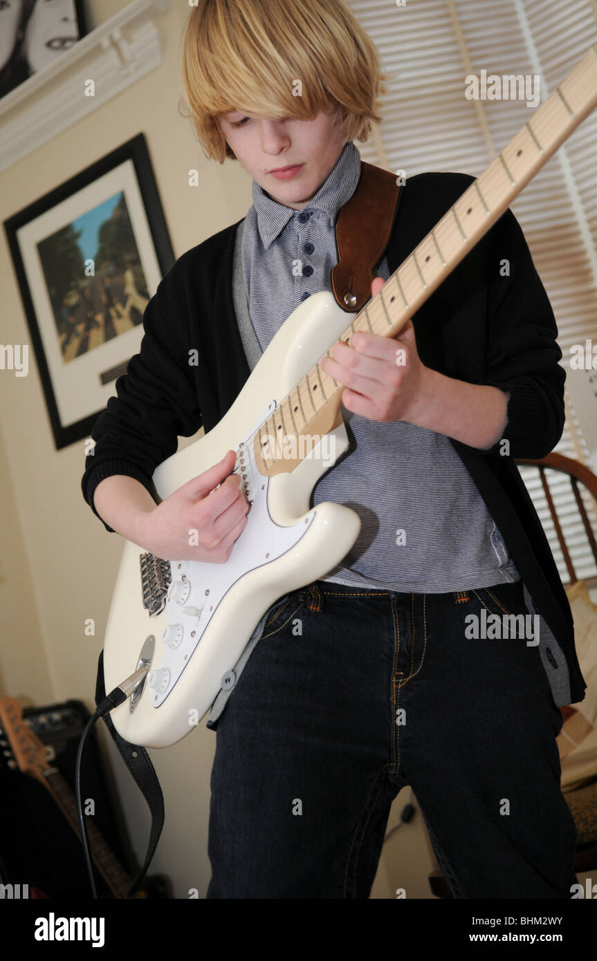 Teenager junge Gitarrist spielt eine Creme Fender Stratocaster in