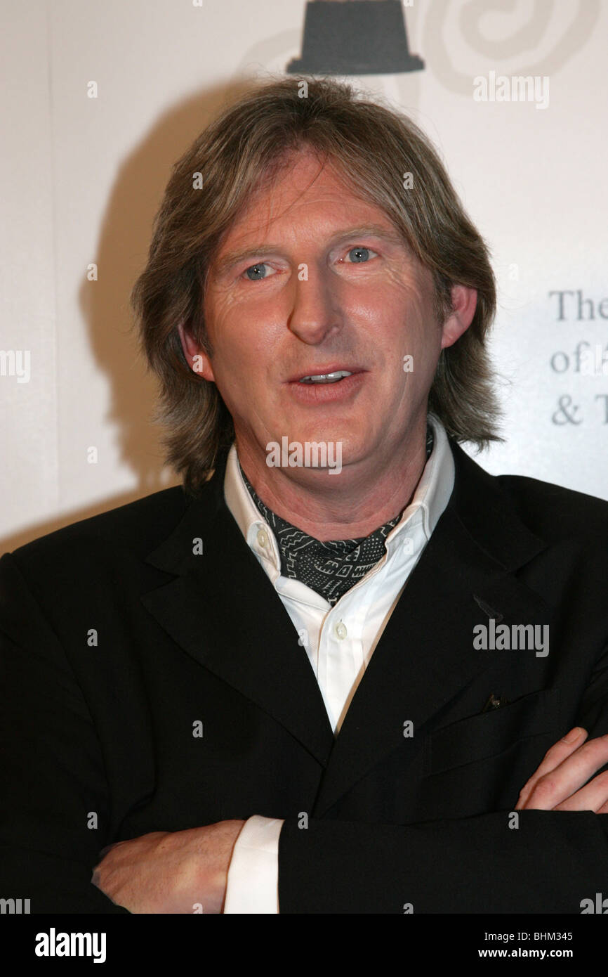 Adrian Dunbar / Adrian Dunbar Schauspieler Verlasst Den Bbc Studios In London Er Spielt Ted Hastings In Der Bbc Drama Pflicht Stockfotografie Alamy : View all adrian dunbar movies (19 more).