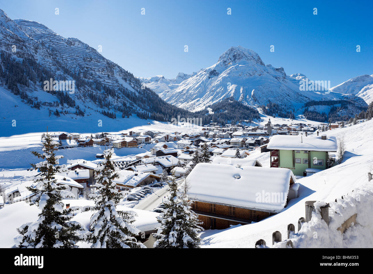 Blick auf das Ortszentrum von Lech, Skigebiet Arlberg, Vorarlberg, Österreich Stockfoto
