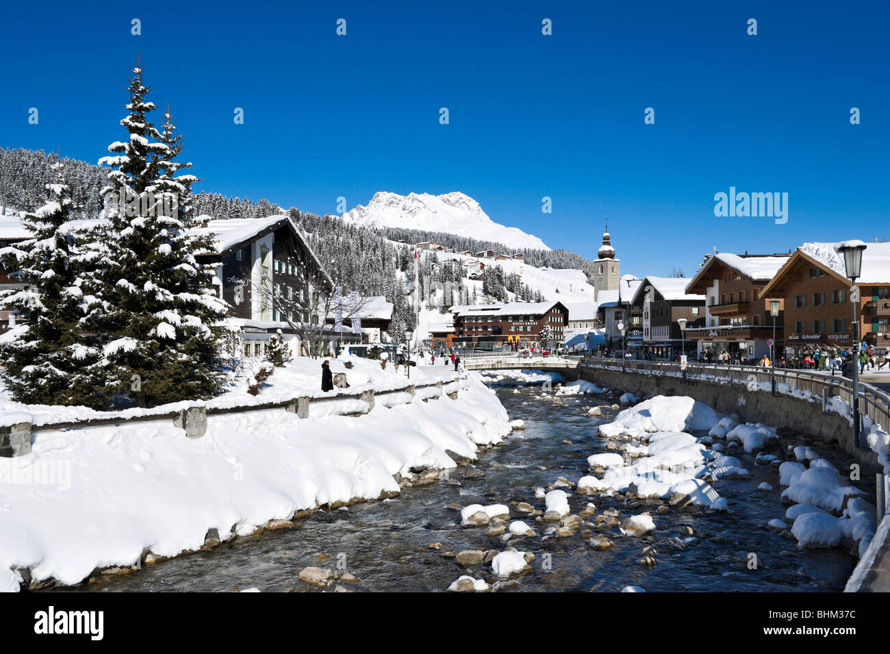 Fluss in das Ortszentrum von Lech, Skigebiet Arlberg, Vorarlberg, Österreich Stockfoto