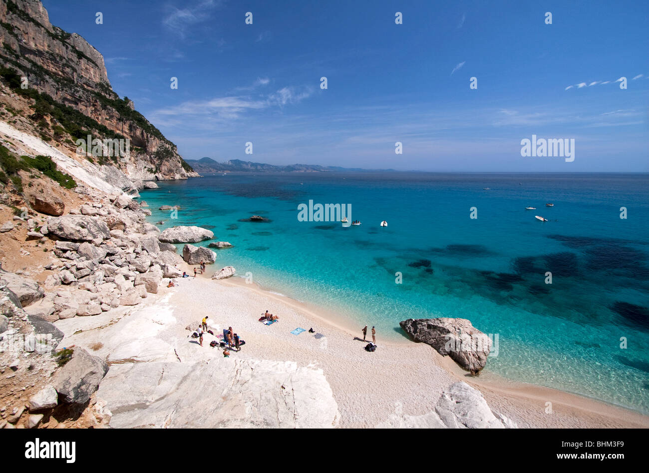 Leere Bucht Cala Goloritze Strand, Insel Sardinien Italien. Klares blaues Wasser in Cala Goloritzè Bucht, Mittelmeer. Stockfoto