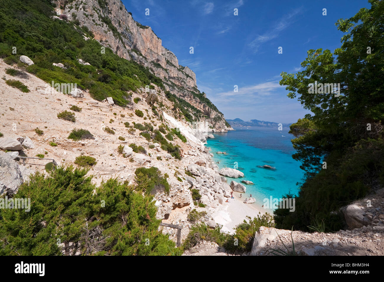 Leere Bucht Cala Goloritze Strand, Insel Sardinien Italien. Klares blaues Wasser in Cala Goloritzè Bucht, Mittelmeer. Stockfoto