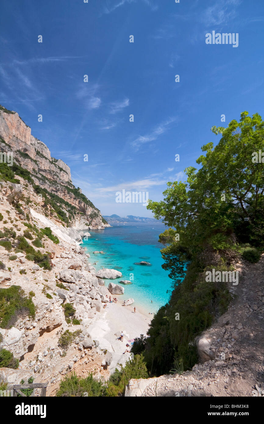 Leere Bucht Cala Goloritze Strand, Insel Sardinien Italien. Klares blaues Wasser in Cala Goloritzè Bucht, Mittelmeer. Stockfoto
