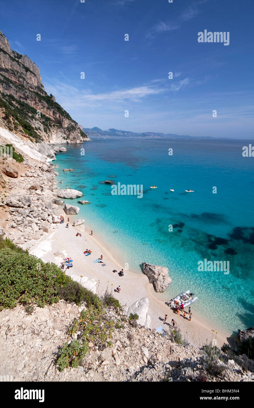 Leere Bucht Cala Goloritze Strand, Insel Sardinien Italien. Klares blaues Wasser in Cala Goloritzè Bucht, Mittelmeer. Stockfoto