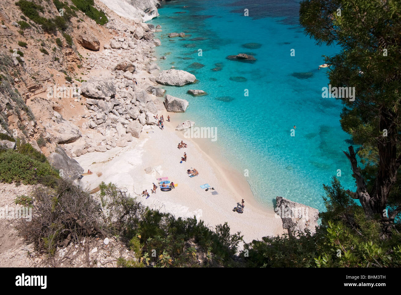 Leere Bucht Cala Goloritze Strand, Insel Sardinien Italien. Klares blaues Wasser in Cala Goloritzè Bucht, Mittelmeer. Stockfoto