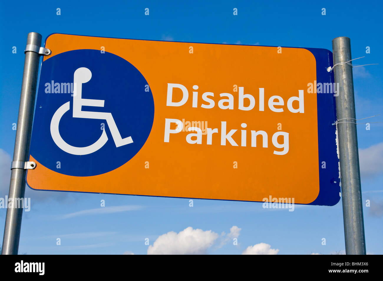 Behinderten Parkplatz Schild Stockfoto