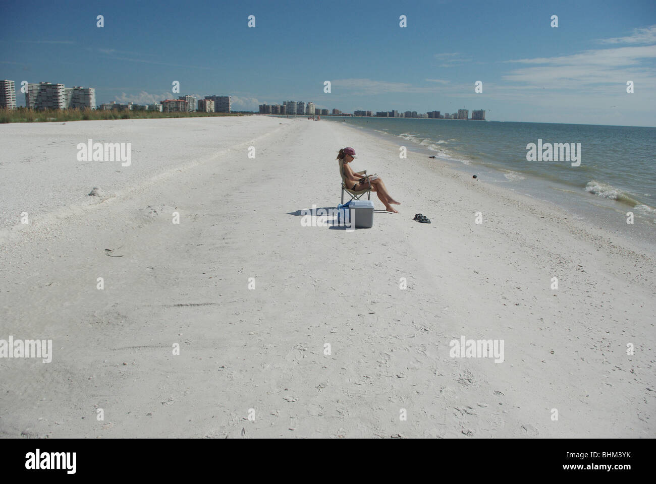 Frau Sonne und Buch am Strand Tigerschwanz (Marco Island, Florida, USA) Stockfoto