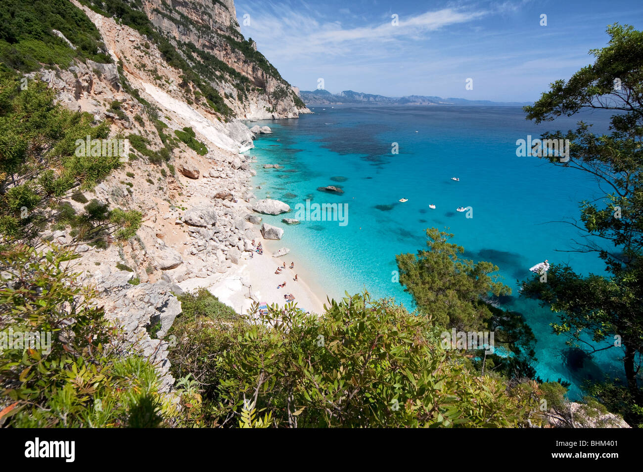 Leere Bucht Cala Goloritze Strand, Insel Sardinien Italien. Klares blaues Wasser in Cala Goloritzè Bucht, Mittelmeer. Stockfoto
