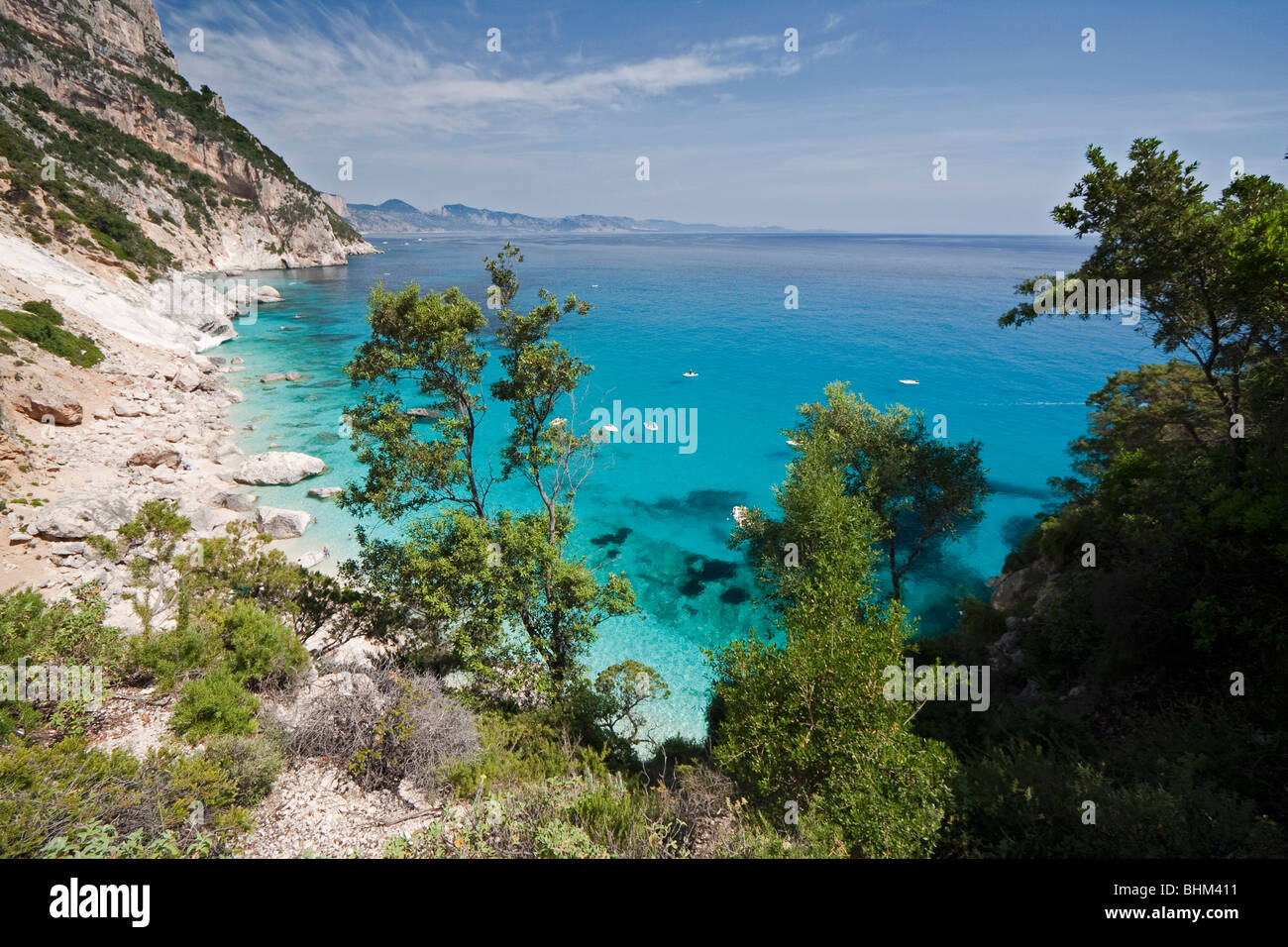 Leere Bucht Cala Goloritze Strand, Insel Sardinien Italien. Klares blaues Wasser in Cala Goloritzè Bucht, Mittelmeer. Stockfoto