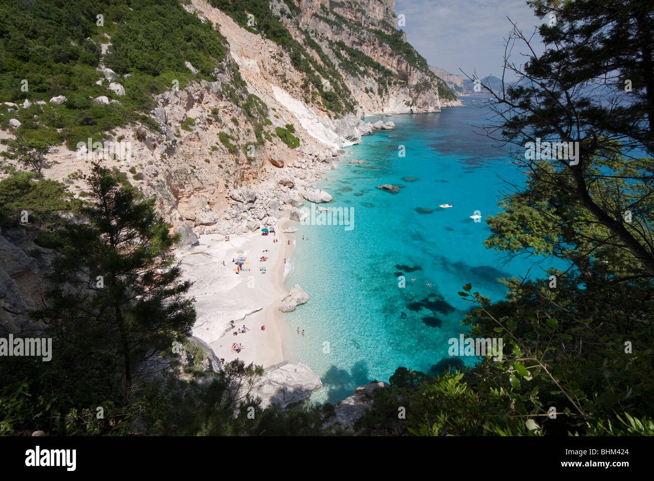 Leere Bucht Cala Goloritze Strand, Insel Sardinien Italien. Klares blaues Wasser in Cala Goloritzè Bucht, Mittelmeer. Stockfoto