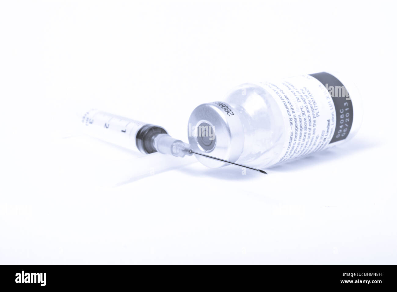 Spritze mit Injektionsnadel und Metall gekrönt geschlossen Fläschchen Drogen Glasflasche Stockfoto