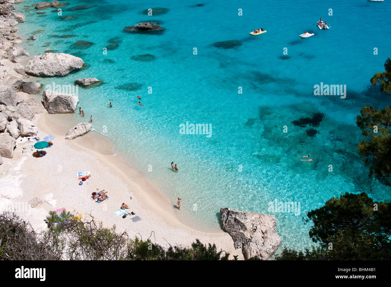 Leere Bucht Cala Goloritze Strand, Insel Sardinien Italien. Klares blaues Wasser in Cala Goloritzè Bucht, Mittelmeer. Stockfoto