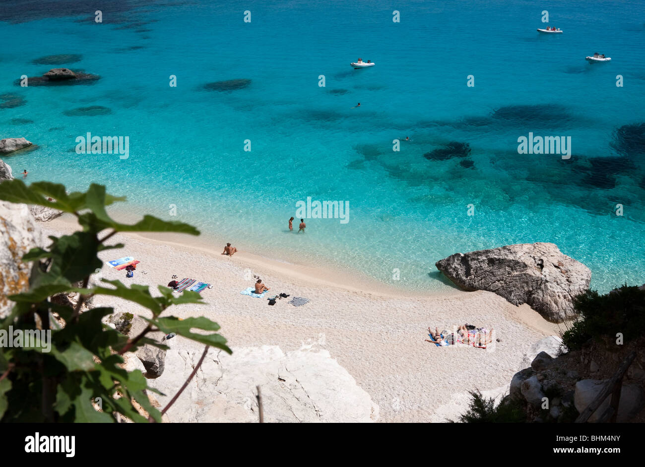 Leere Bucht Cala Goloritze Strand, Insel Sardinien Italien. Klares blaues Wasser in Cala Goloritzè Bucht, Mittelmeer. Stockfoto