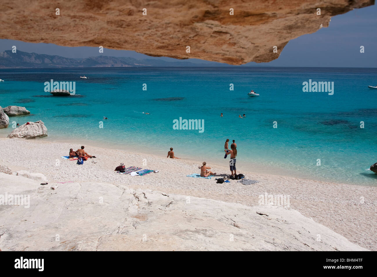 Leere Bucht Cala Goloritze Strand, Insel Sardinien Italien. Klares blaues Wasser in Cala Goloritzè Bucht, Mittelmeer. Stockfoto