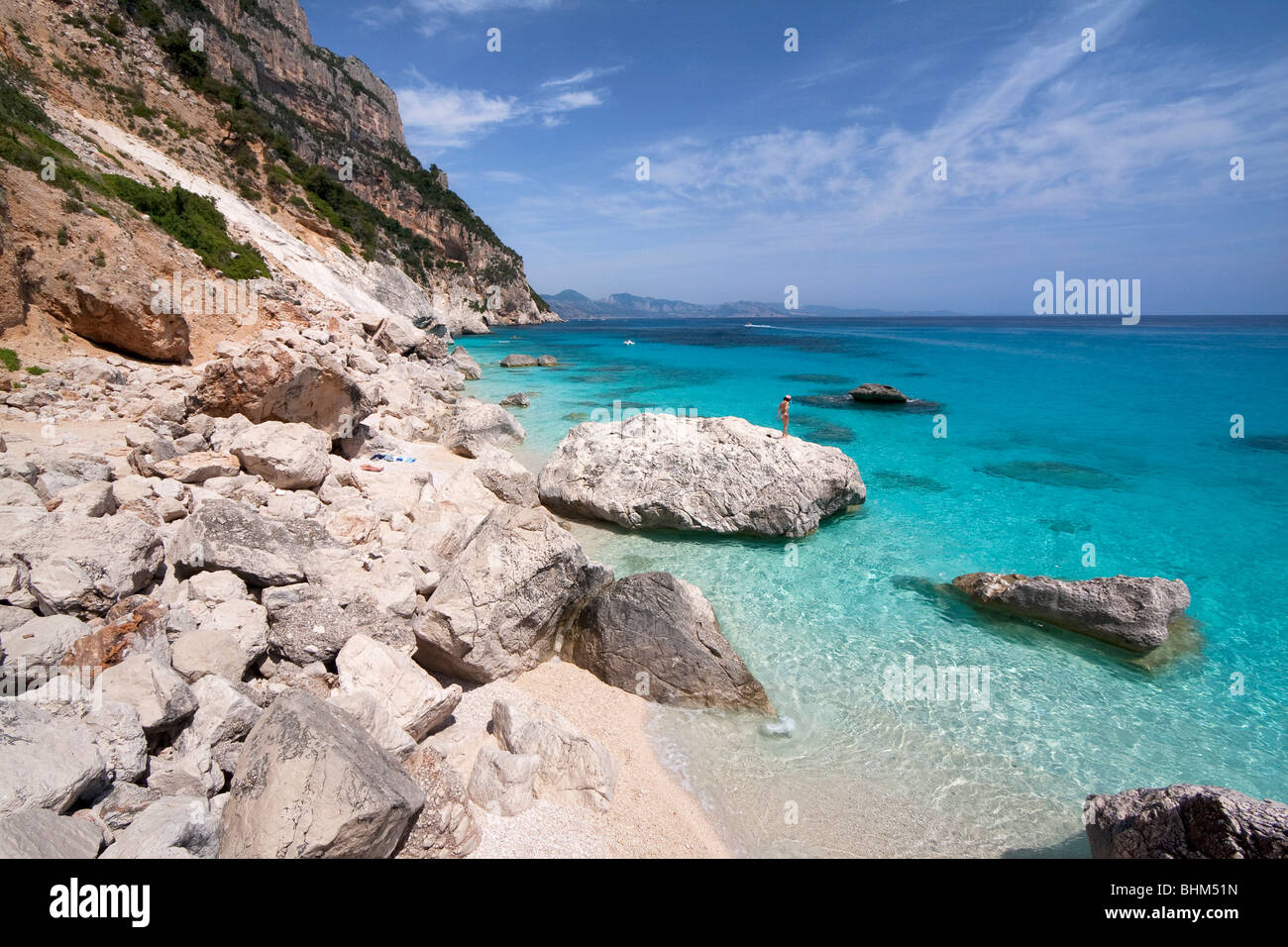 Leere Bucht Cala Goloritze Strand, Insel Sardinien Italien. Klares blaues Wasser in Cala Goloritzè Bucht, Mittelmeer. Stockfoto