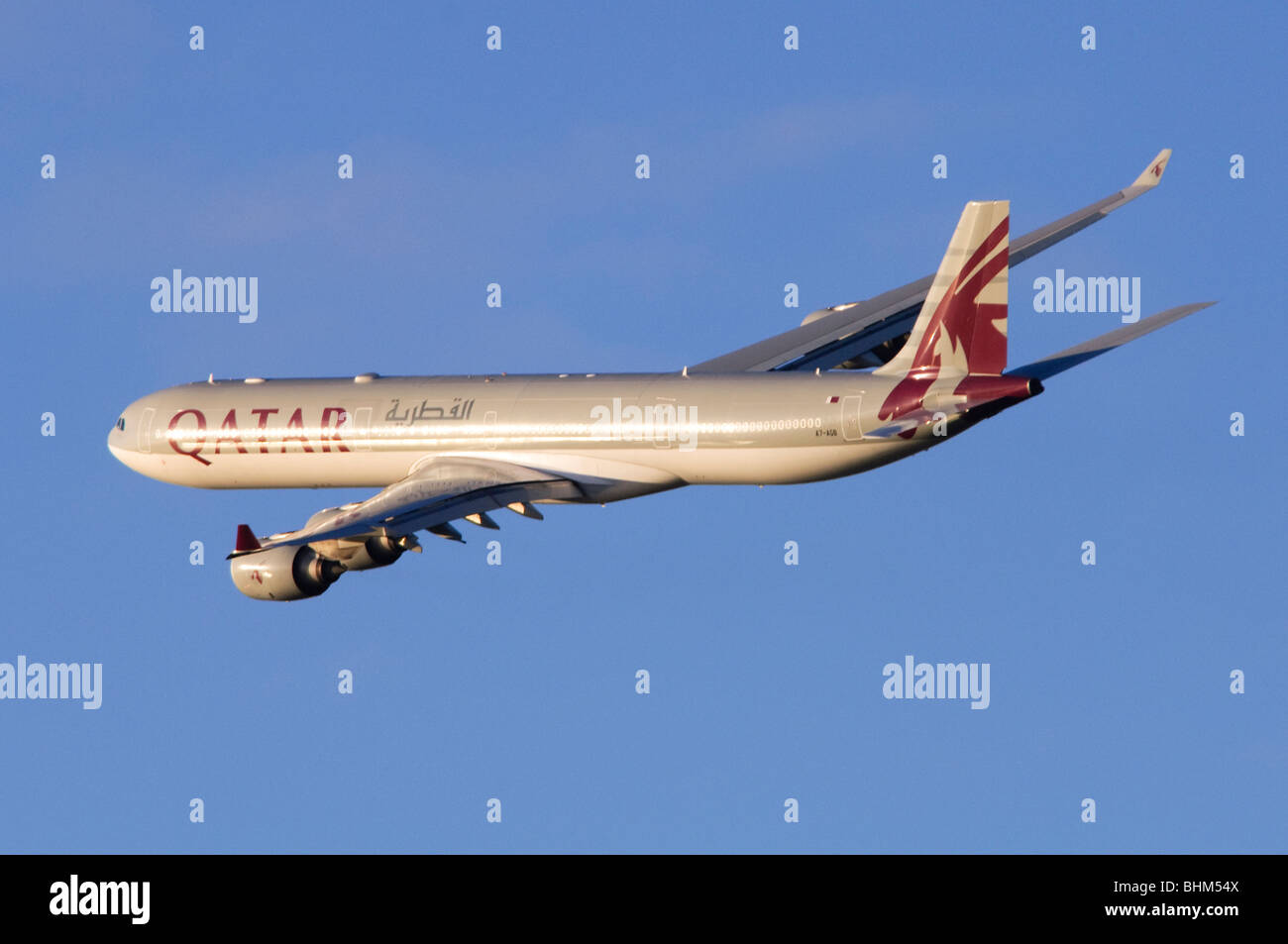 Airbus A340 bedient von Qatar Airways Banking nach nehmen ab am Flughafen London Heathrow Stockfoto