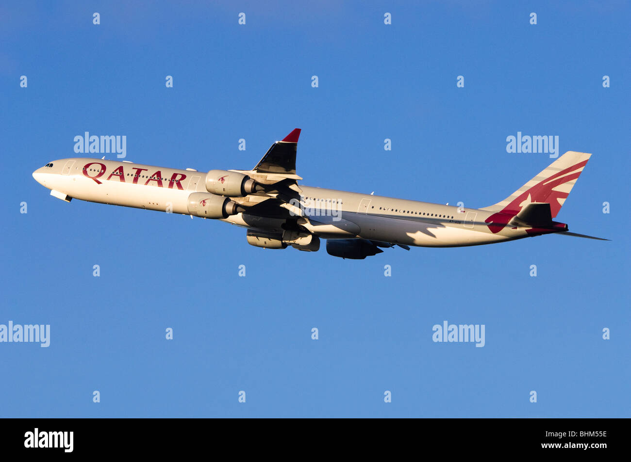 Airbus A340 bedient von Qatar Airways Klettern heraus nach nehmen Sie am Flughafen London Heathrow Stockfoto