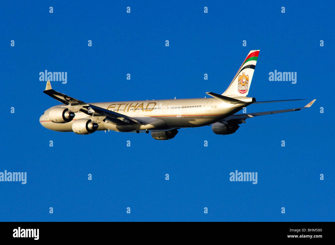 Airbus A340 bedient Etihad Airways Klettern heraus aus nehmen Sie am Flughafen London Heathrow. Stockfoto