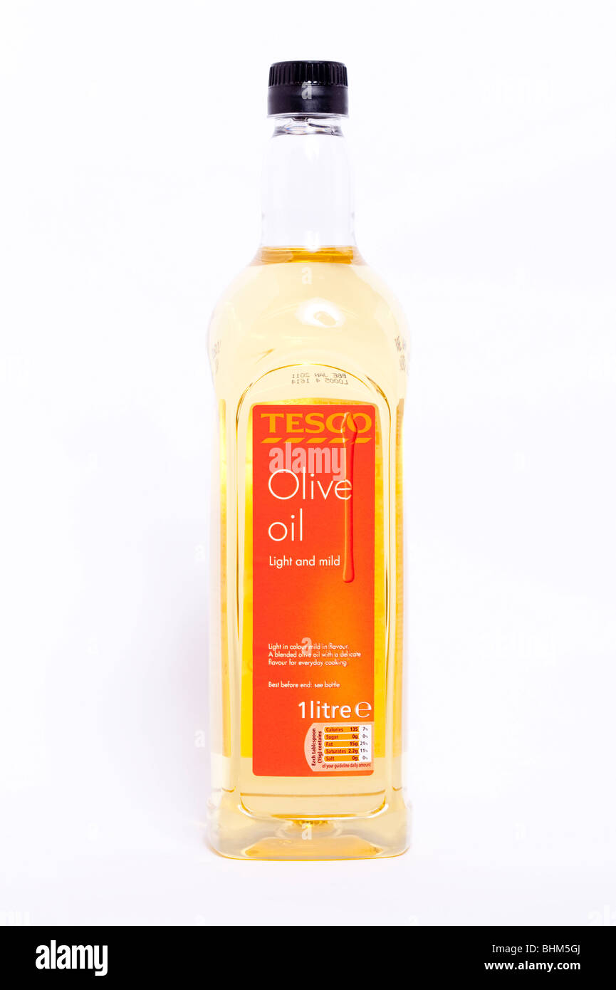 Eine Flasche Olivenöl aus Tesco auf weißem Hintergrund Stockfoto