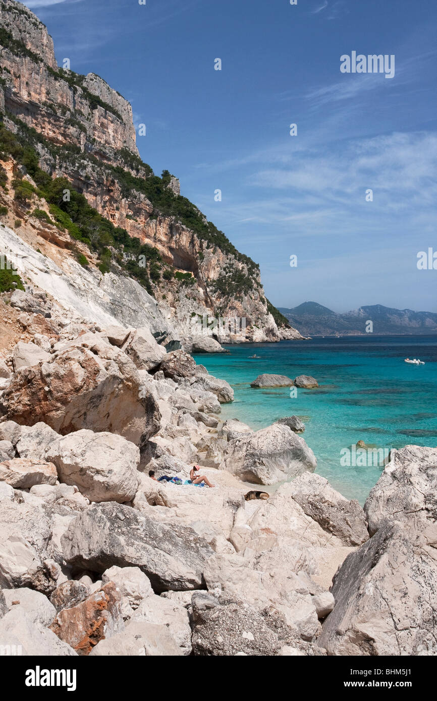 Leere Bucht Cala Goloritze Strand, Insel Sardinien Italien. Klares blaues Wasser in Cala Goloritzè Bucht, Mittelmeer. Stockfoto