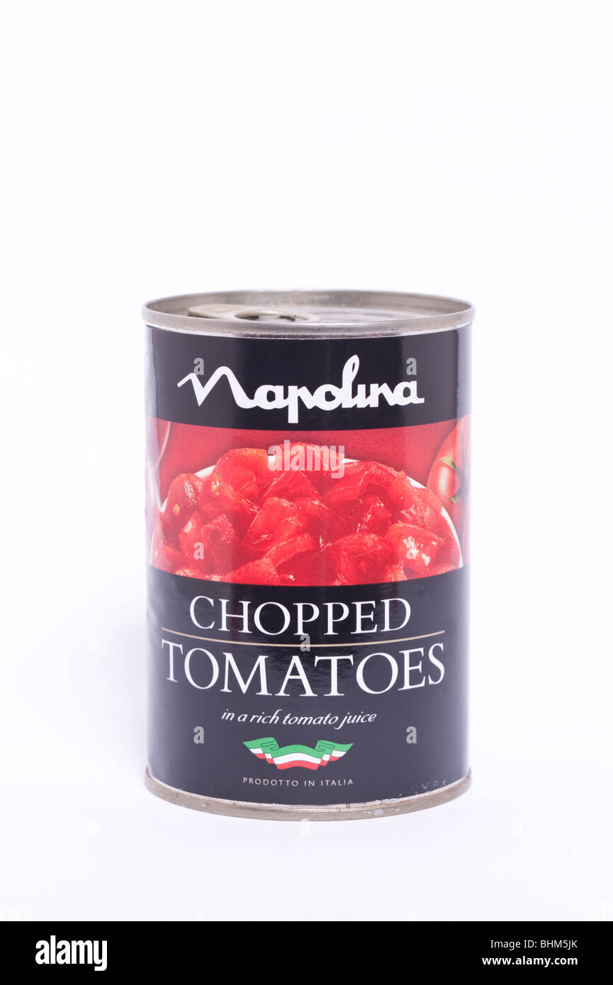 Eine Dose gehackte Tomaten auf weißem Hintergrund Stockfoto
