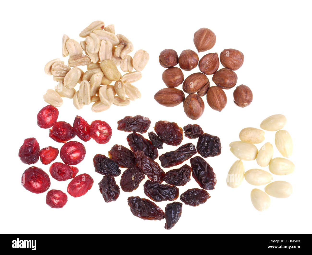 Getrocknet in Scheiben geschnittenen Cranberry, Rosinen, Haselnüsse, Erdnüsse und Mandeln auf weißem Hintergrund Stockfoto