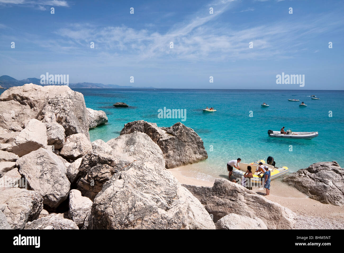 Leere Bucht Cala Goloritze Strand, Insel Sardinien Italien. Klares blaues Wasser in Cala Goloritzè Bucht, Mittelmeer. Stockfoto