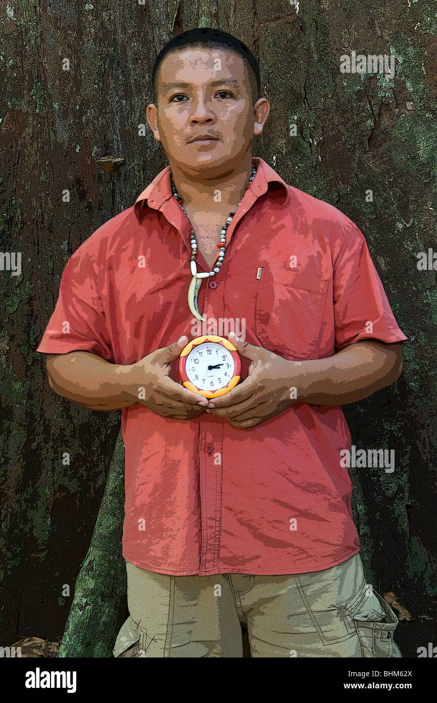 Egbert Frederic native Macushi Naturführer mit Uhr Iwokrama Rainforest Guayana Schild Guyana in Südamerika Stockfoto