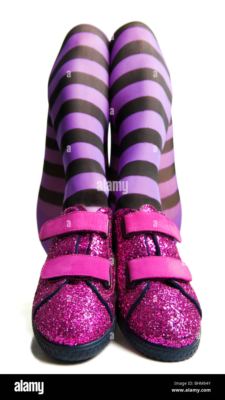 Rosa Glitzer Schuhe mit Frau Beine in lila gestreiften Strümpfe oder Strumpfhosen Stockfoto