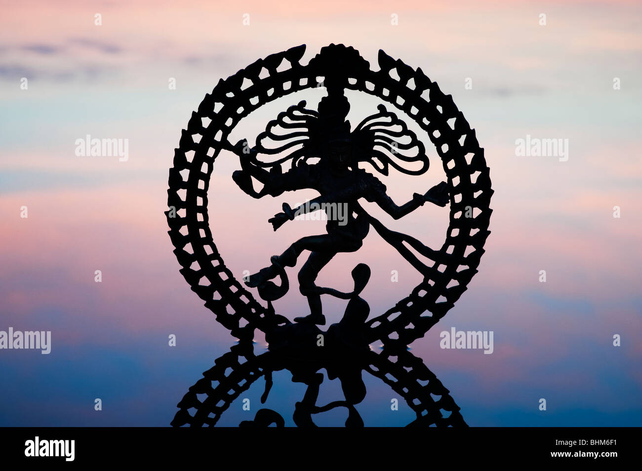 Tanzende Lord Shiva Statue, Nataraja Silhouette, bei Morgendämmerung Reflexion im Wasser in Indien Stockfoto