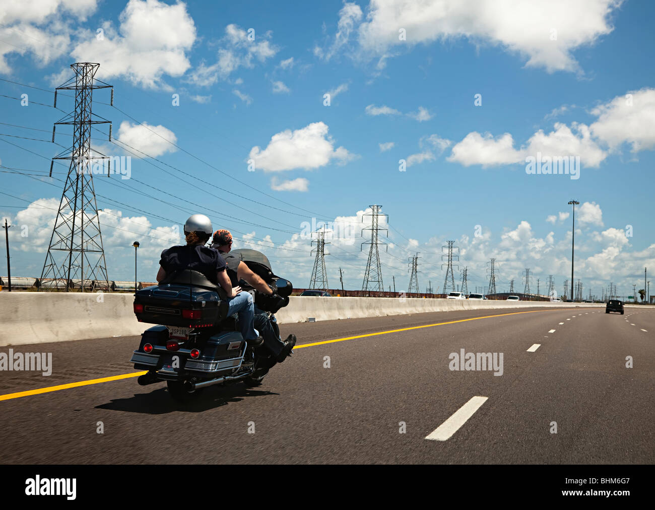 Zwei Personen auf dem Motorrad auf der Autobahn Houston Texas USA Stockfoto