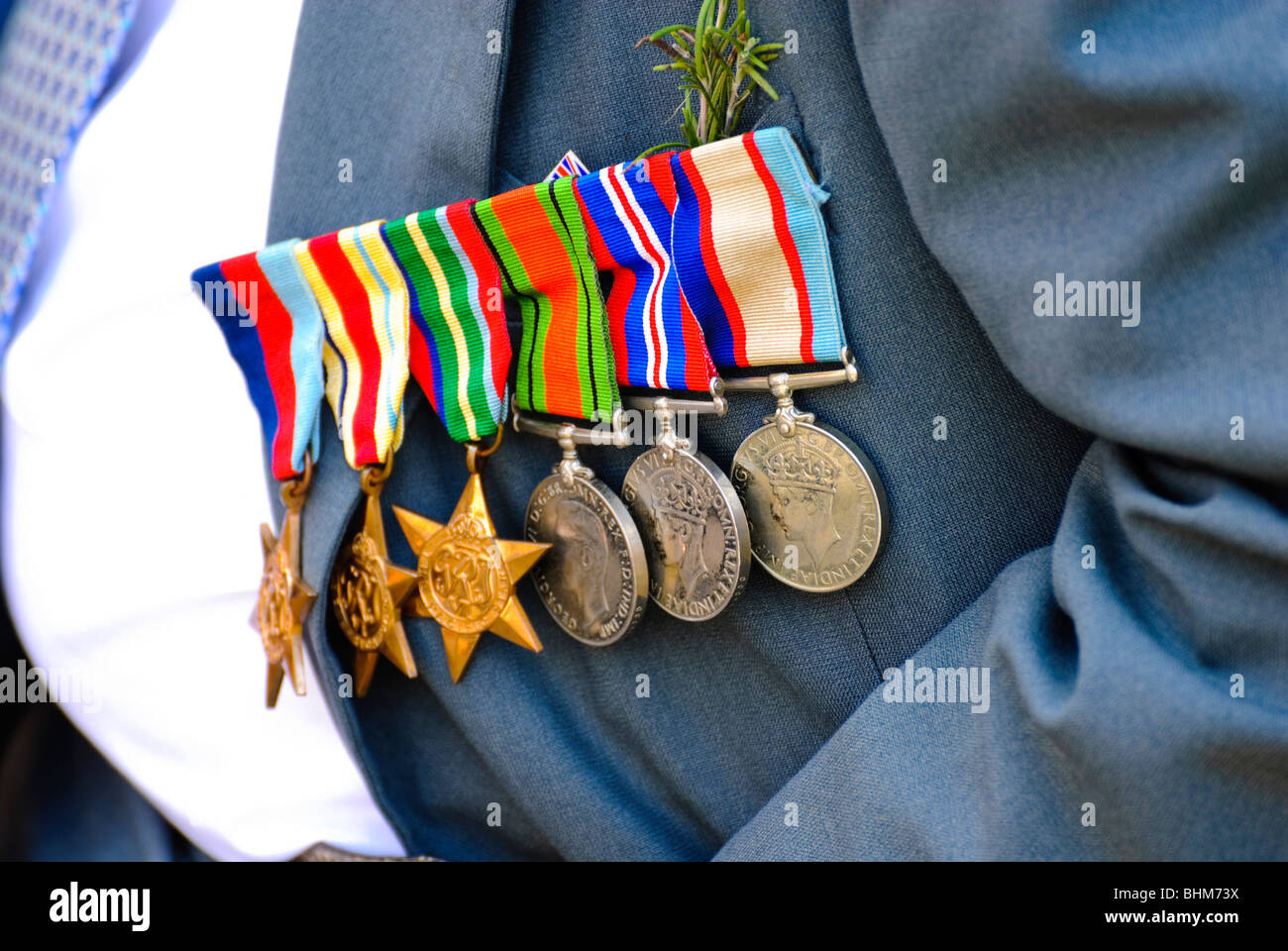 Krieg Medaillen, Stolz von einem älteren Kriegsveteranen während eines ANZAC Day Parade, Australien getragen. Brave militärischen Veteran Stolz tragen Medaillen auf der Brust. Stockfoto