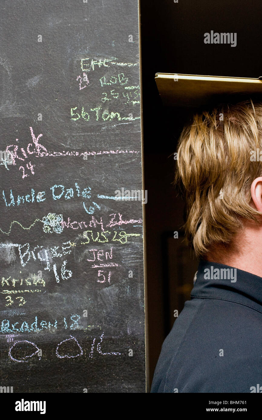 Ein Mann ruft seine Höhe gemessen. Stockfoto