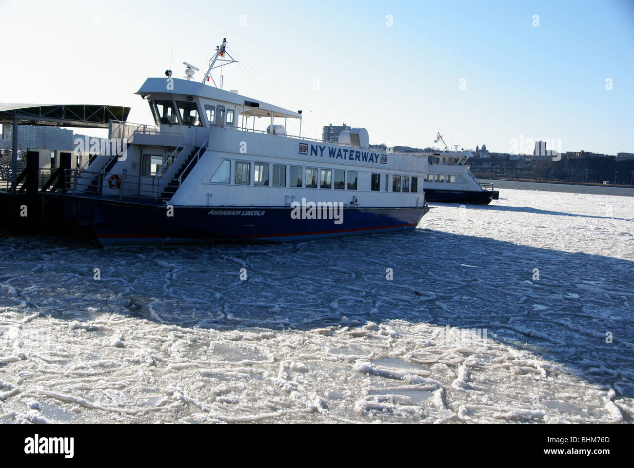 NY Waterway Fähren verkehren bei Minusgraden auf eisigen Hudson river Stockfoto