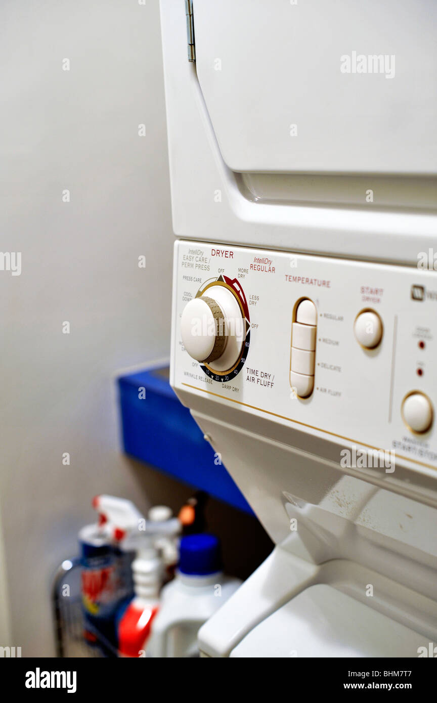 Top-Loading Kleidung, Trockner und Waschmaschine in der Waschküche Stockfoto
