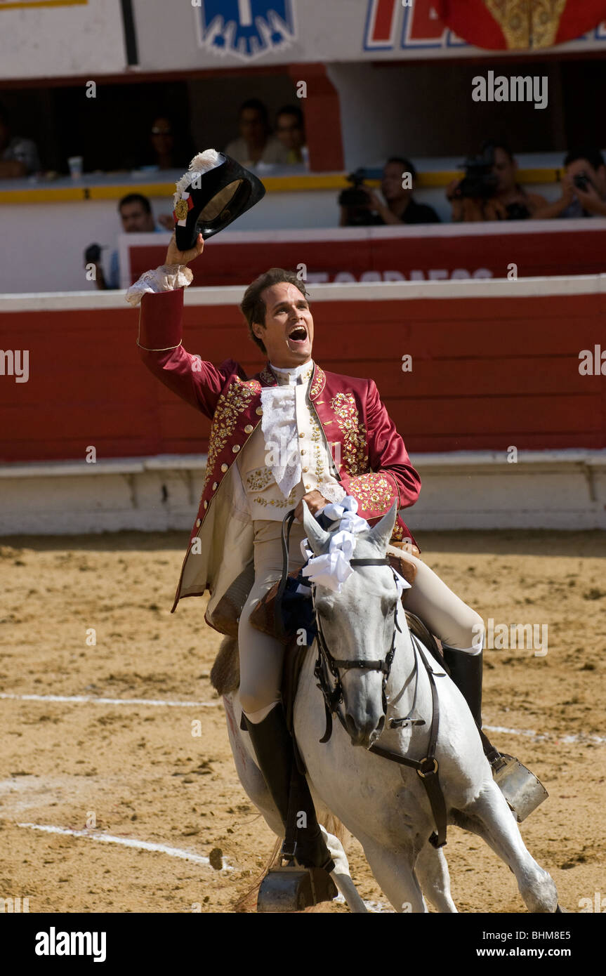 Rejoneador Gaston Santos begeistert die StierkampfPublikum am Plaza