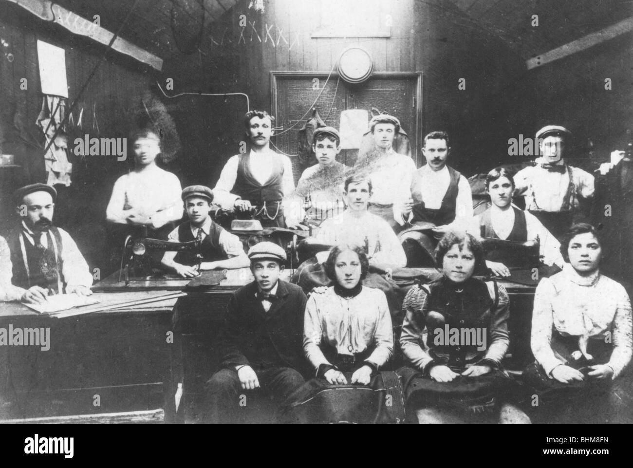 Jüdische Schneiderei im East End von London, c 1910. Artist: Unbekannt Stockfoto